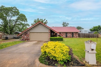2746 W White Oak Dr, Rogers, AR 72758