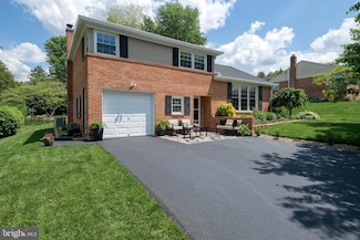 1061 Sundale Dr, York, PA 17402