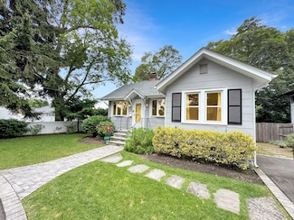 98 Frederick Ave, Babylon, NY 11702