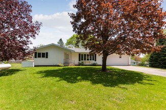 5961 Winthrope St, Coggon, IA 52218