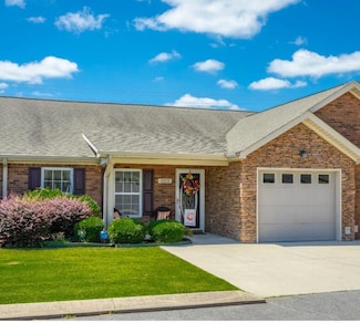 103 Applebrook Dr, Rossville, GA 30741