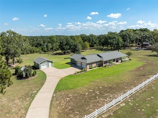 2833 Centerhill Cir, Bellville, TX 77418