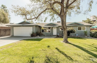 1093 Raymond Rd, Hanford, CA 93230