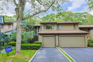 41 Carriage Ct, Jericho, NY 11753