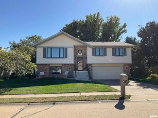 809 W Spring St, Eldridge, IA 52748