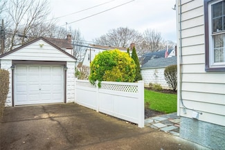 84-25 249th St, Jamaica, NY 11426