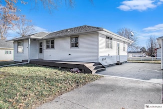 230 9th St, Adams, NE 68301