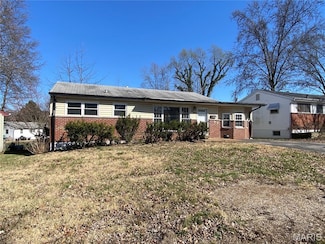180 Clearview Dr, Florissant, MO 63033