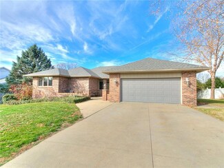 1534 Ridge Crest Ct, Knoxville, IA 50138