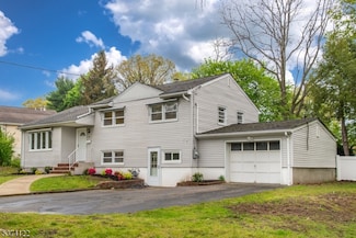 99 Morningside Rd, Paramus, NJ 07652