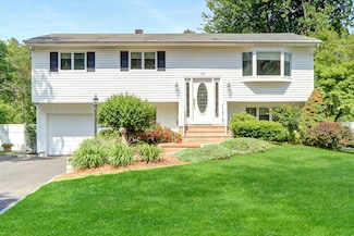 10 Charter Ct, Dix Hills, NY 11746