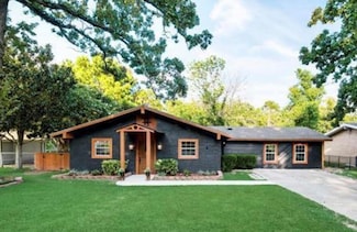 196 Lake Dr, Enchanted Oaks, TX 75156