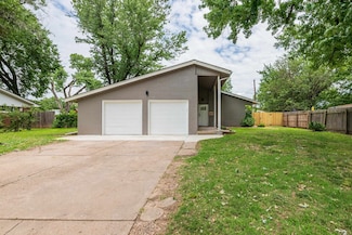 820 N Brownthrush Ln, Wichita, KS 67212