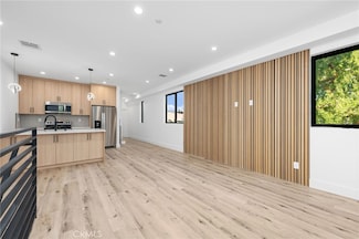 14525 Weddington St, Sherman Oaks, CA 91411