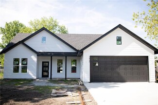 1927 E 6th St, Sedalia, MO 65301