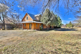 906 Kit Carson Rd, Taos, NM 87571