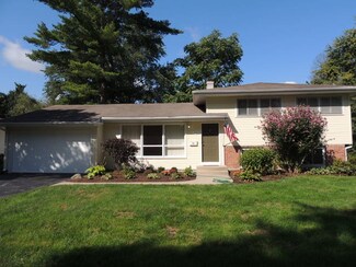 216 S River Rd, Fox River Grove, IL 60021