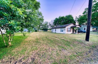 725 E Pine St, Seguin, TX 78155