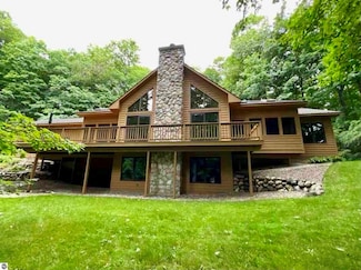 6352 S Westwood Pkwy, Suttons Bay, MI 49682