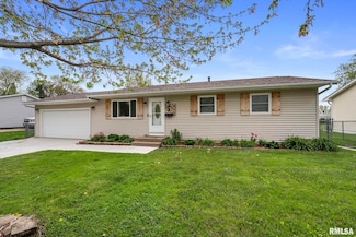 312 E Lamphere Dr, Blue Grass, IA 52726
