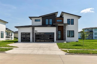 3931 NW 181st St, Clive, IA 50325