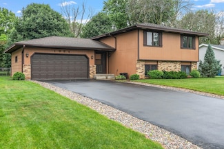 1964 Timber Wolf Trail N, Saint Paul, MN 55122