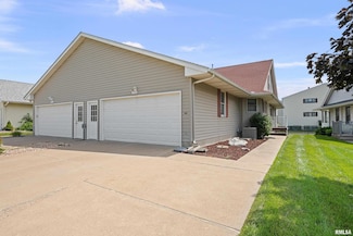 728 E Iowa St, Eldridge, IA 52748