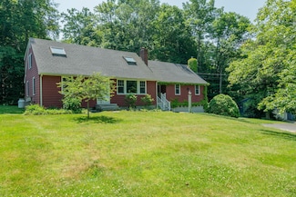 8 Brookside Dr, Cumberland Center, ME 04021