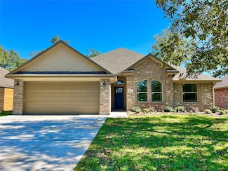 1027 S Anderson St, Angleton, TX 77515