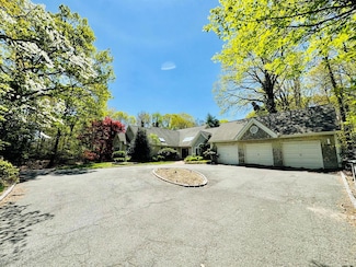 66 Cliff Rd, Port Jefferson, NY 11777
