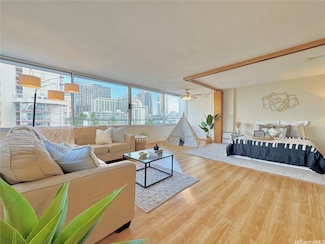 435 Seaside Ave Unit 709, Honolulu, HI 96815