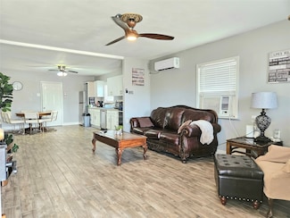 4514 W Bayshore Dr, Bacliff, TX 77518