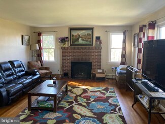 37 Pine St, Beverly, NJ 08010