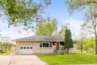 171 Academy St, Poynette, WI 53955