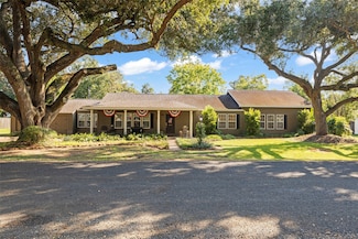 815 Merry Ln, Wharton, TX 77488