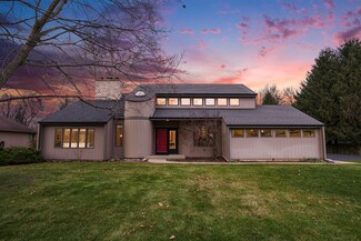 5750 Stoney Brook Rd, Kalamazoo, MI 49009