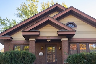 653 Park St, Elgin, IL 60120