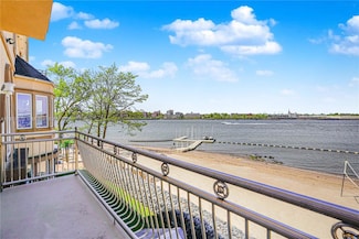 30 Aviva Ct, Staten Island, NY 10307