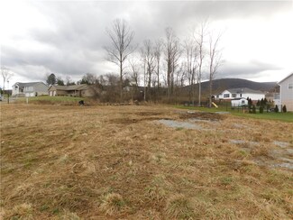 33 Willow Dr, Uniontown, PA 15401