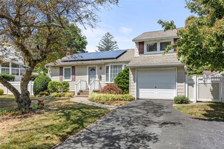 3 Peartree Ln, Huntington Station, NY 11746