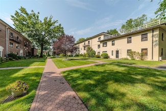 32 Manchester Rd Unit B26, Eastchester, NY 10709