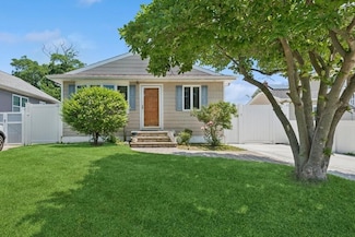 142 Coolidge Ave, Amity Harbor, NY 11701