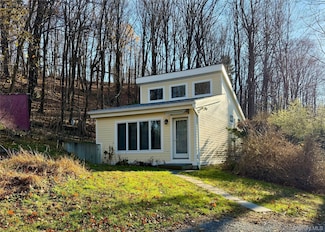 14 Spring Lake Rd, Red Hook, NY 12571