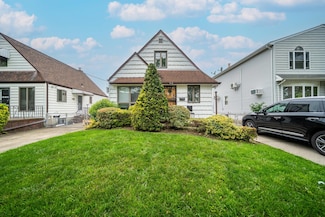 8140 268th St, Glen Oaks, NY 11004