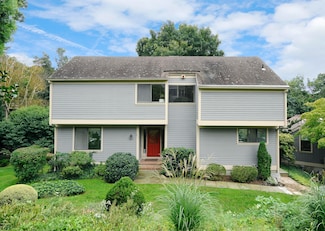 412 W Lyon Farm Dr, Greenwich, CT 06831