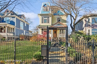 4752 N Beacon St, Chicago, IL 60640