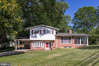 25 Panorama Dr, Oxon Hill, MD 20745