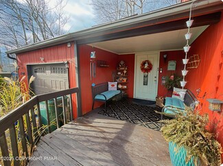 532 Country Place Dr, Tobyhanna, PA 18466