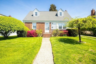 948 Center Dr, Franklin Square, NY 11010