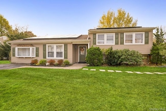 26 Grand Canyon Ln, Coram, NY 11727